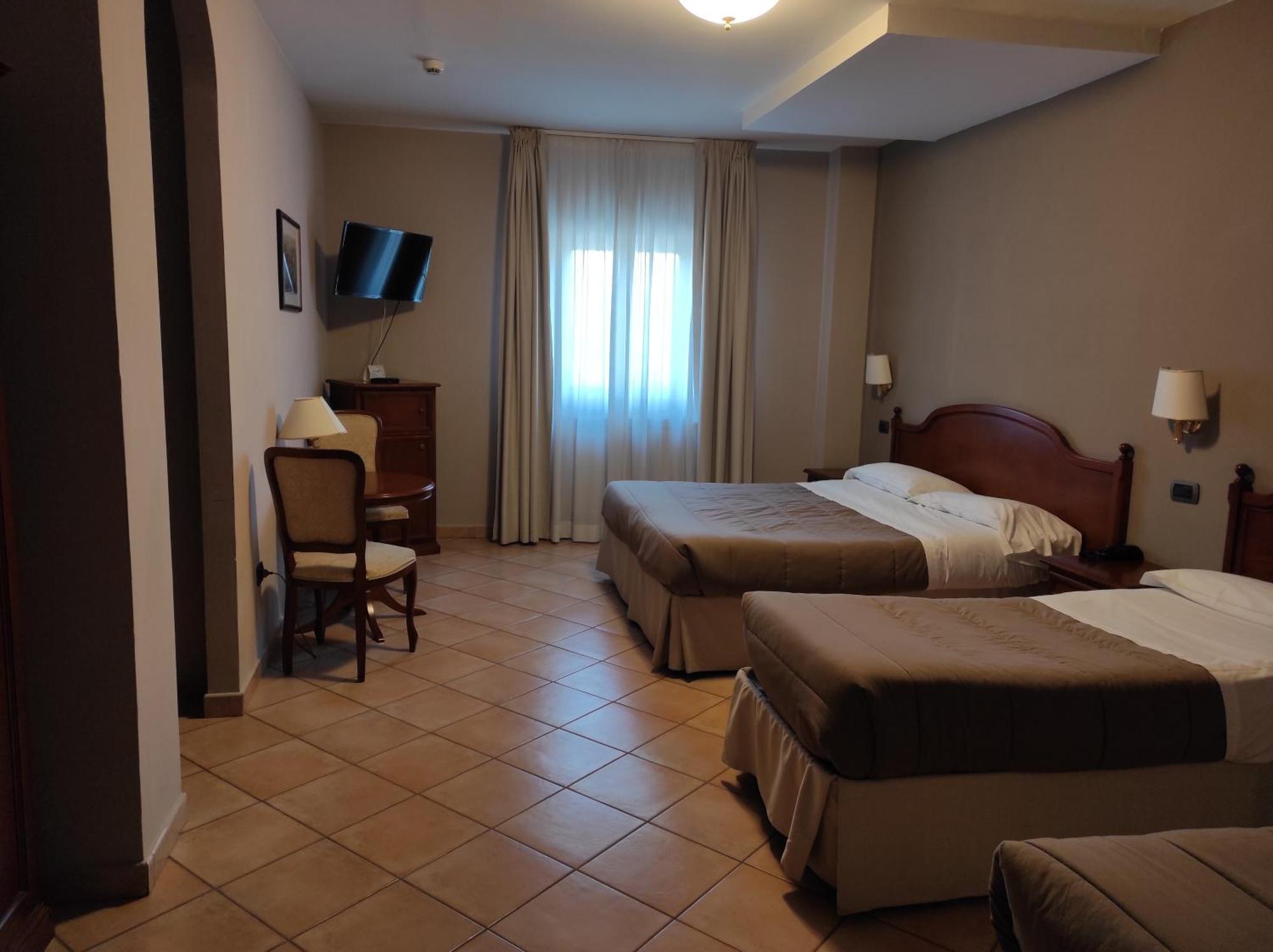 Hotel Le Mura Foligno Bagian luar foto