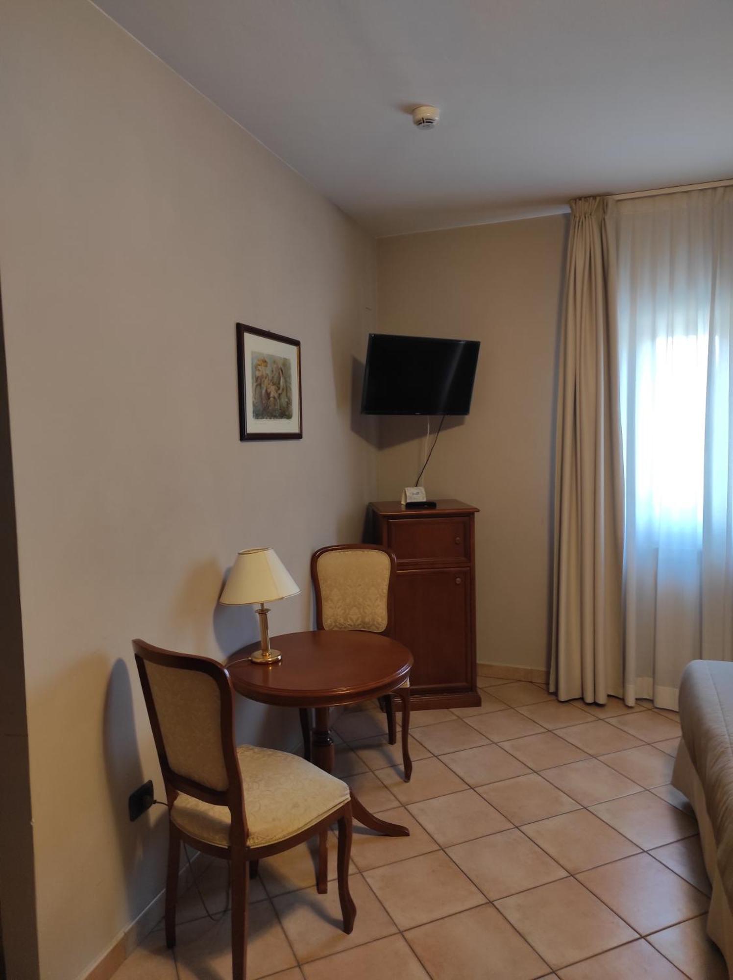 Hotel Le Mura Foligno Bagian luar foto