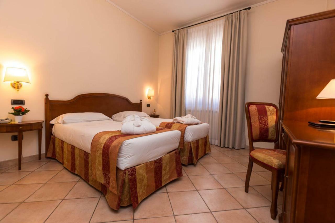 Hotel Le Mura Foligno Bagian luar foto