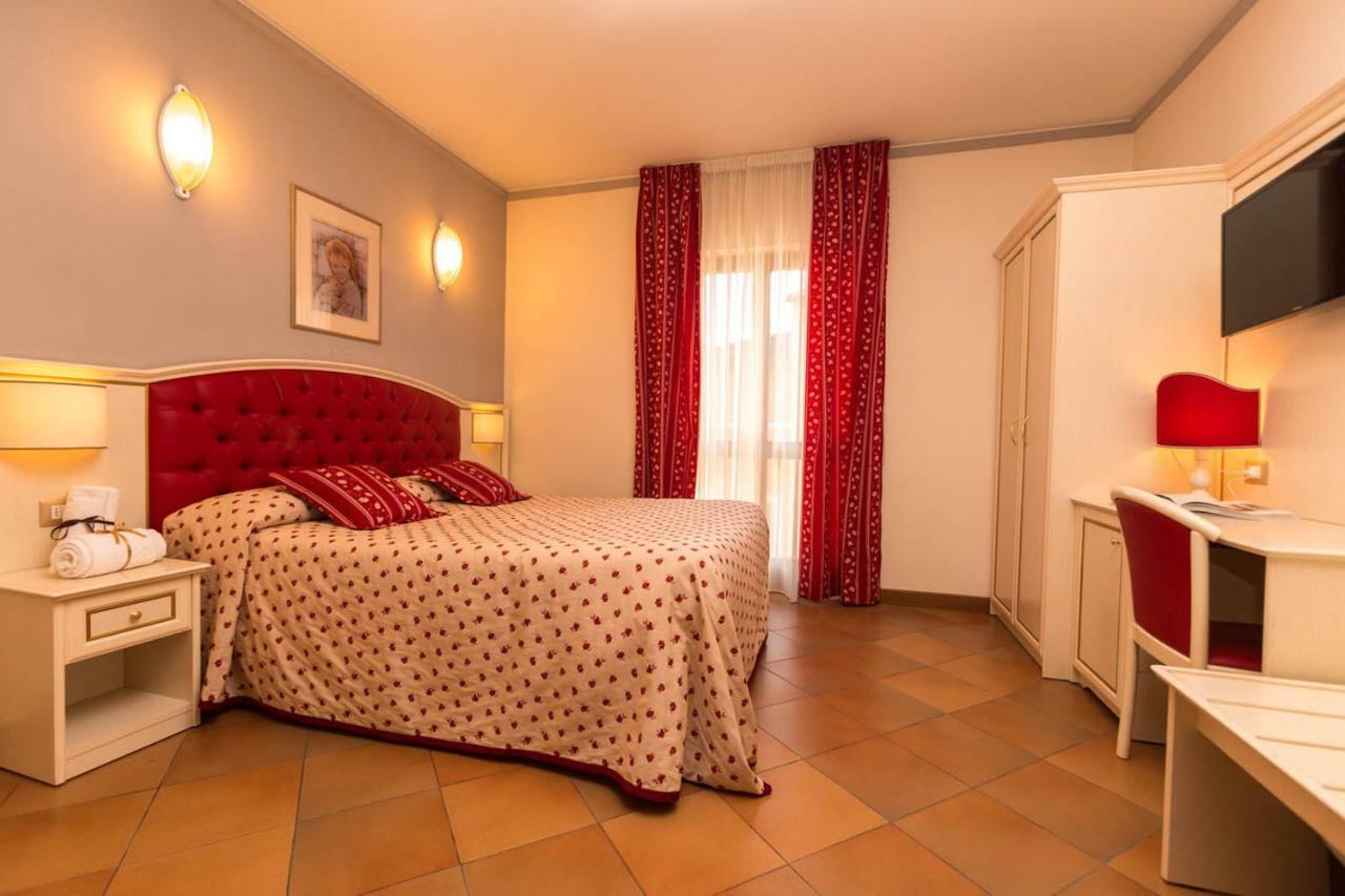Hotel Le Mura Foligno Bagian luar foto
